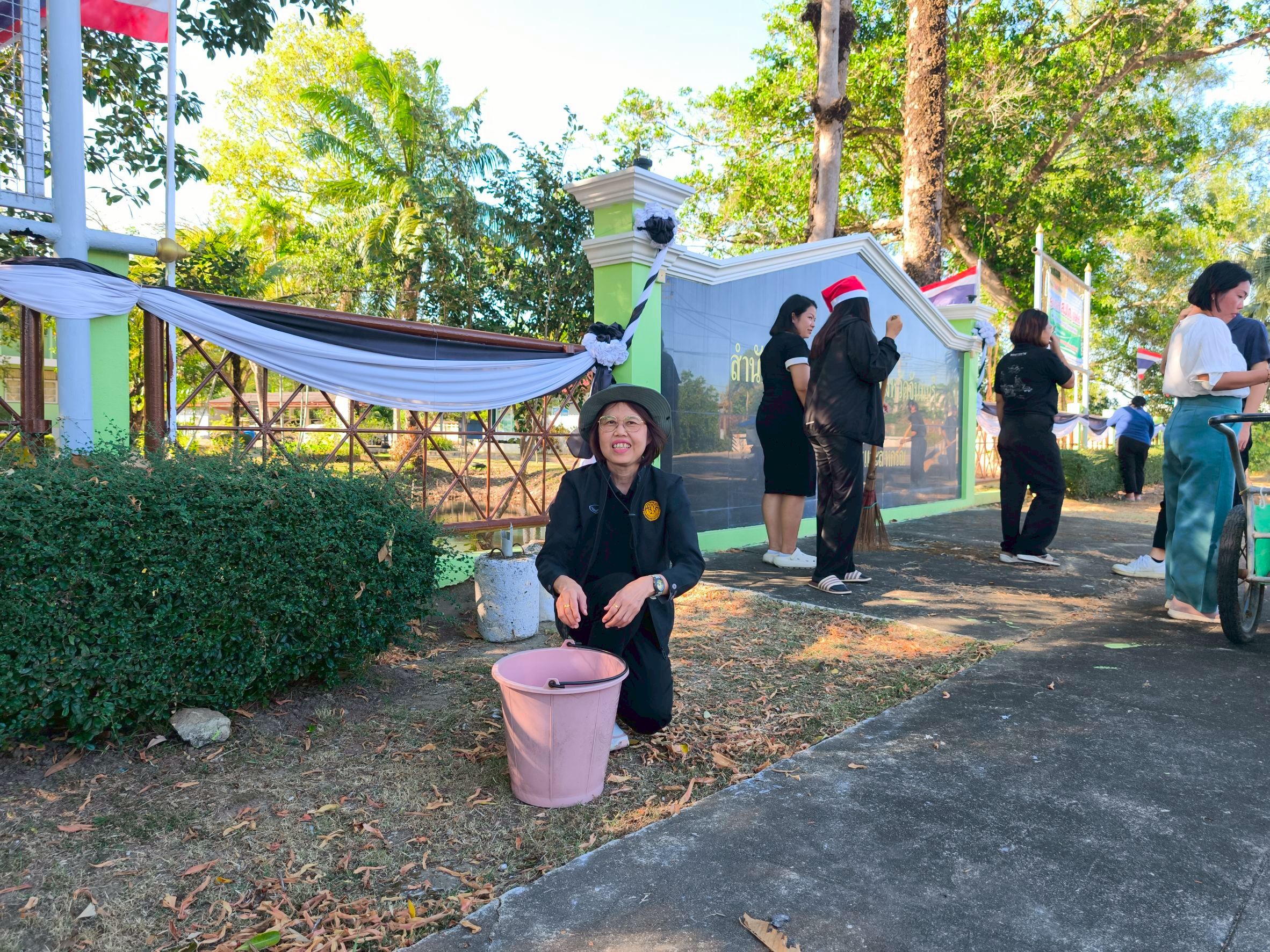title - ส.ป.ก. จันทบุรี จัดกิจกรรมจิตอาสาบำเพ็ญสาธารณประโยชน์และบำเพ็ญสาธารณกุศล เนื่องในวันคล้ายวันพระบรมราชสมภพ พระบาทสมเด็จพระบรมชนกาธิเบศร มหาภูมิพลอดุลยเดชมหาราช บรมนาถบพิตร และวันพ่อแห่งชาติ 5 ธันวาคม 2568 และกิจกรรมรวมพลังแห่งความภักดี